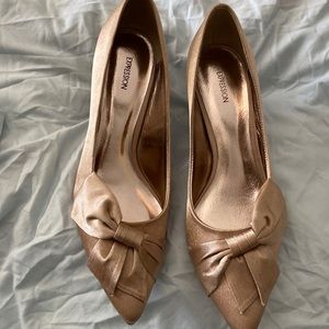 Gold shoes with bow detailing